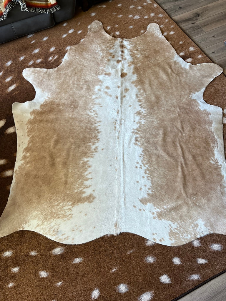 palomino beige and white brazilian cowhide rug white backbone natural hair on hide western decor