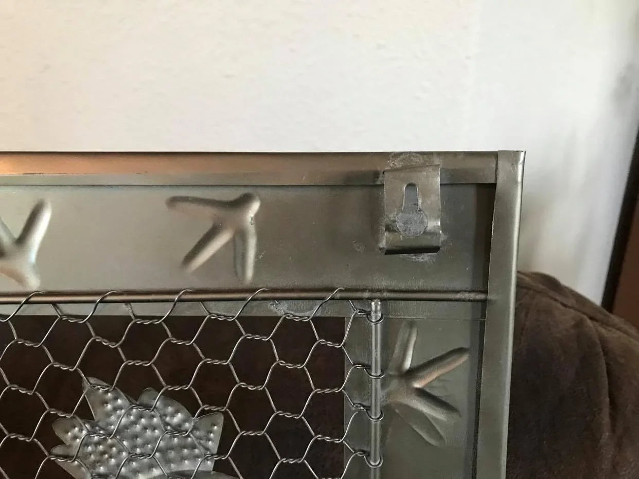 Hanging hardware back of metal rooster wall decor - Your Western Decor