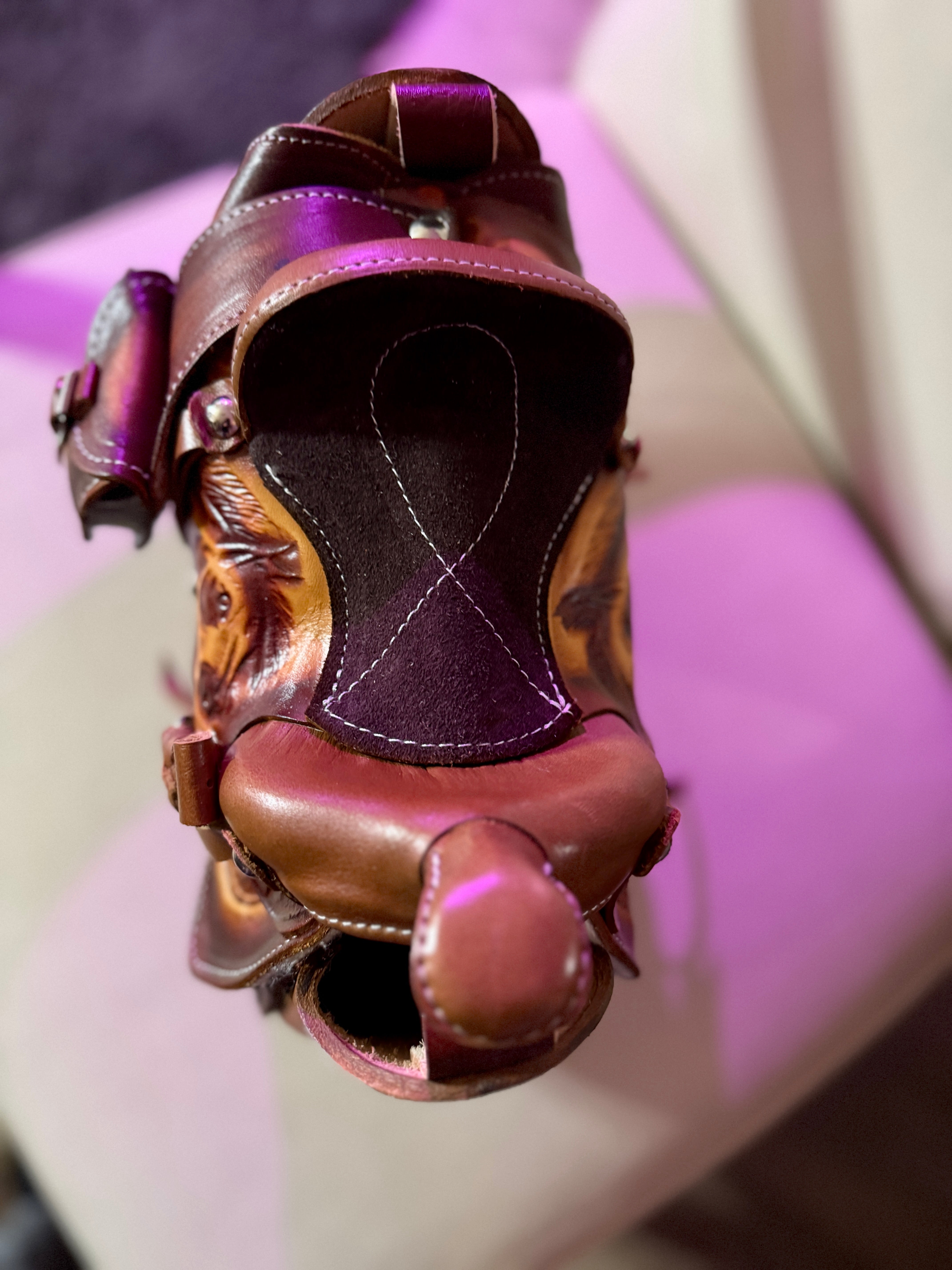 Detail of saddle seat on leather saddle purse - Your Western Decor