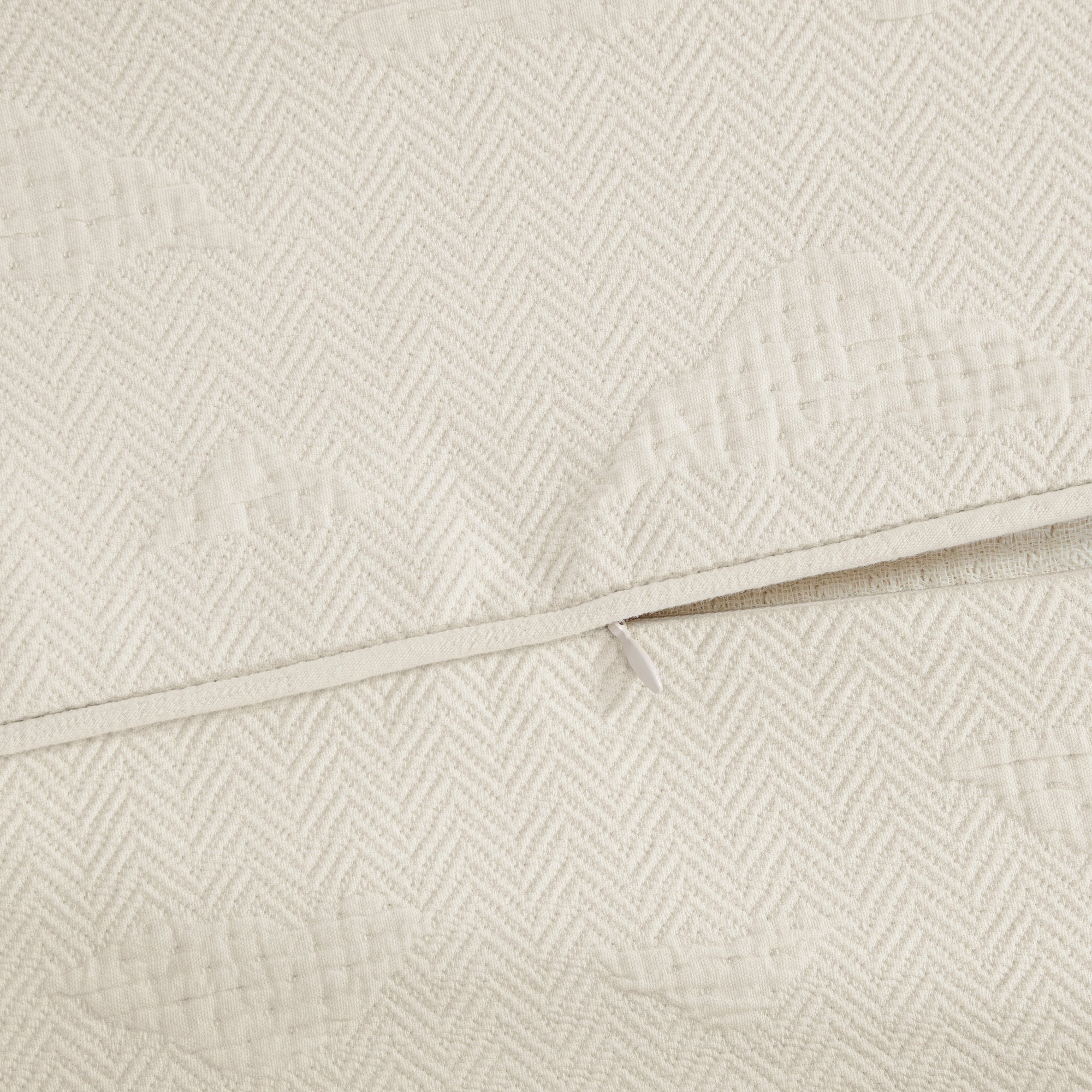 Matelasse bedding zipper closure detail 