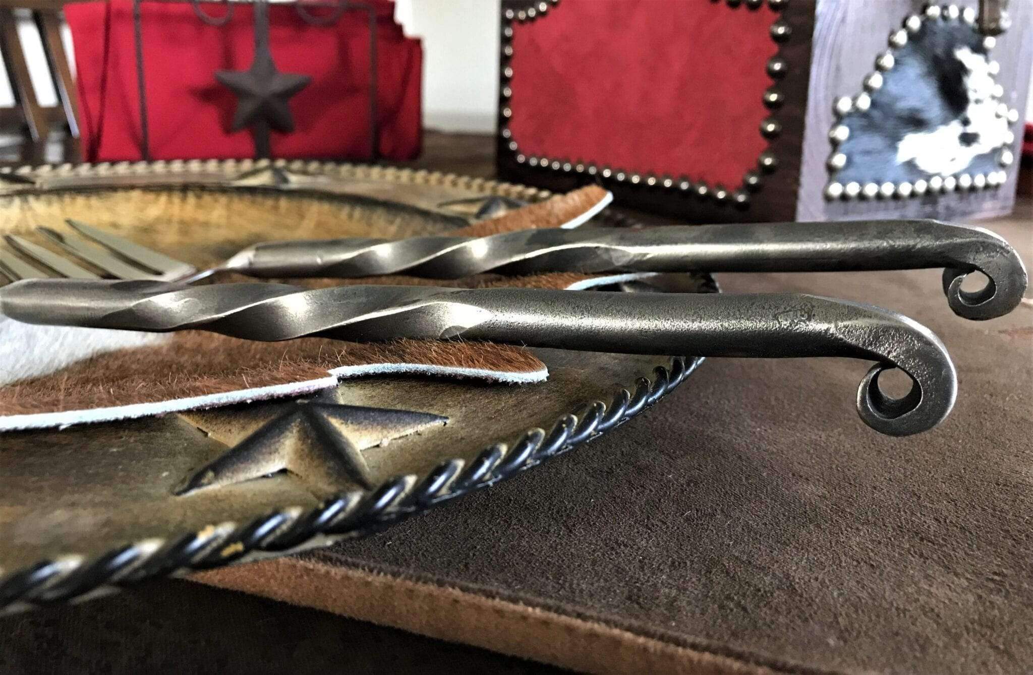 https://yourwesterndecorating.com/cdn/shop/products/twisted-iron-serving-set-handles-your-western-decor_6f1a45d1-6fe0-4f9d-8f90-4e801a4c6956.jpg?v=1666179653